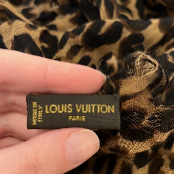 Louis Vuitton classic scarf AVAILABLE TILL 06/06 - Picture 5 of 6